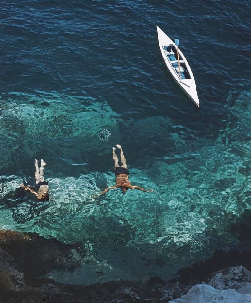 Des nageurs dans une eau turquoise en Grèce