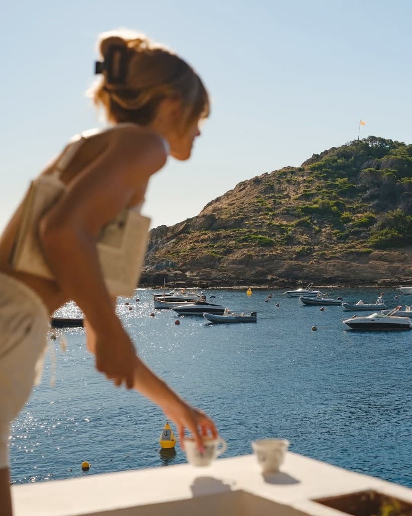 Une terrasse surplombant une baie méditerranéenne